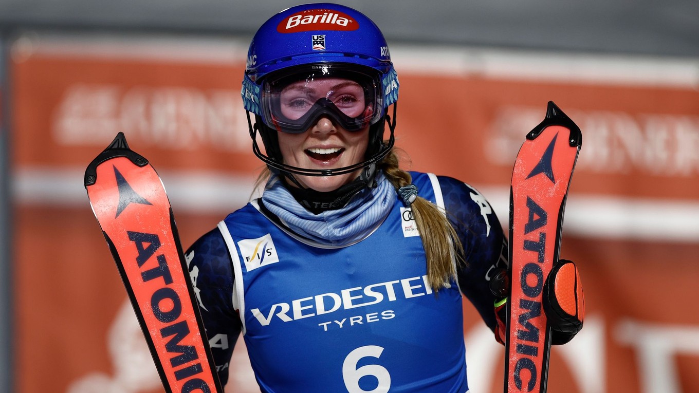 Americká lyžiarka Mikaela Shiffrinová v cieli slalomu v Courcheveli 2025.