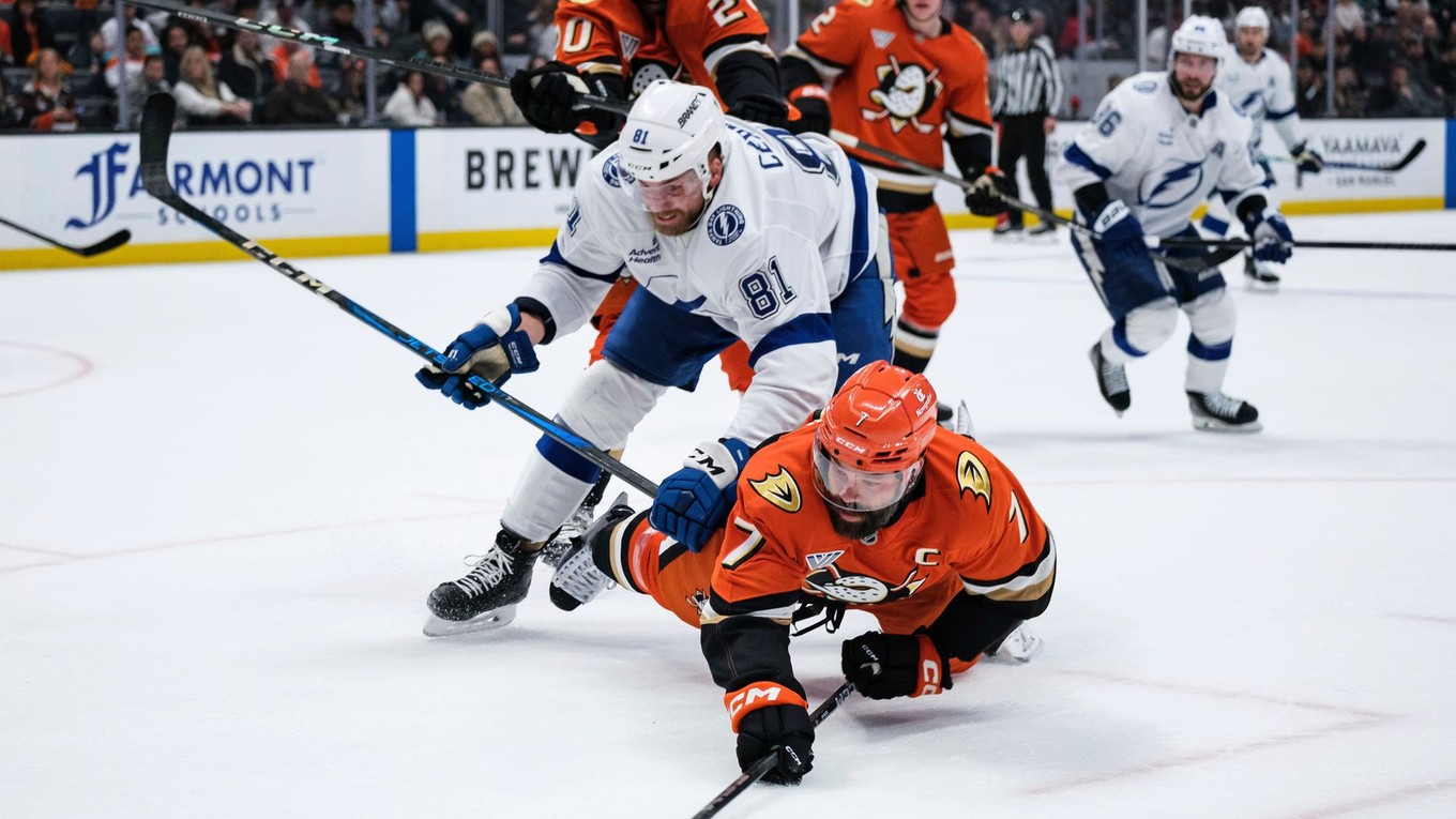 Erik Černák (uprostred) a hráč Anaheimu Ducks Radko Gudas.