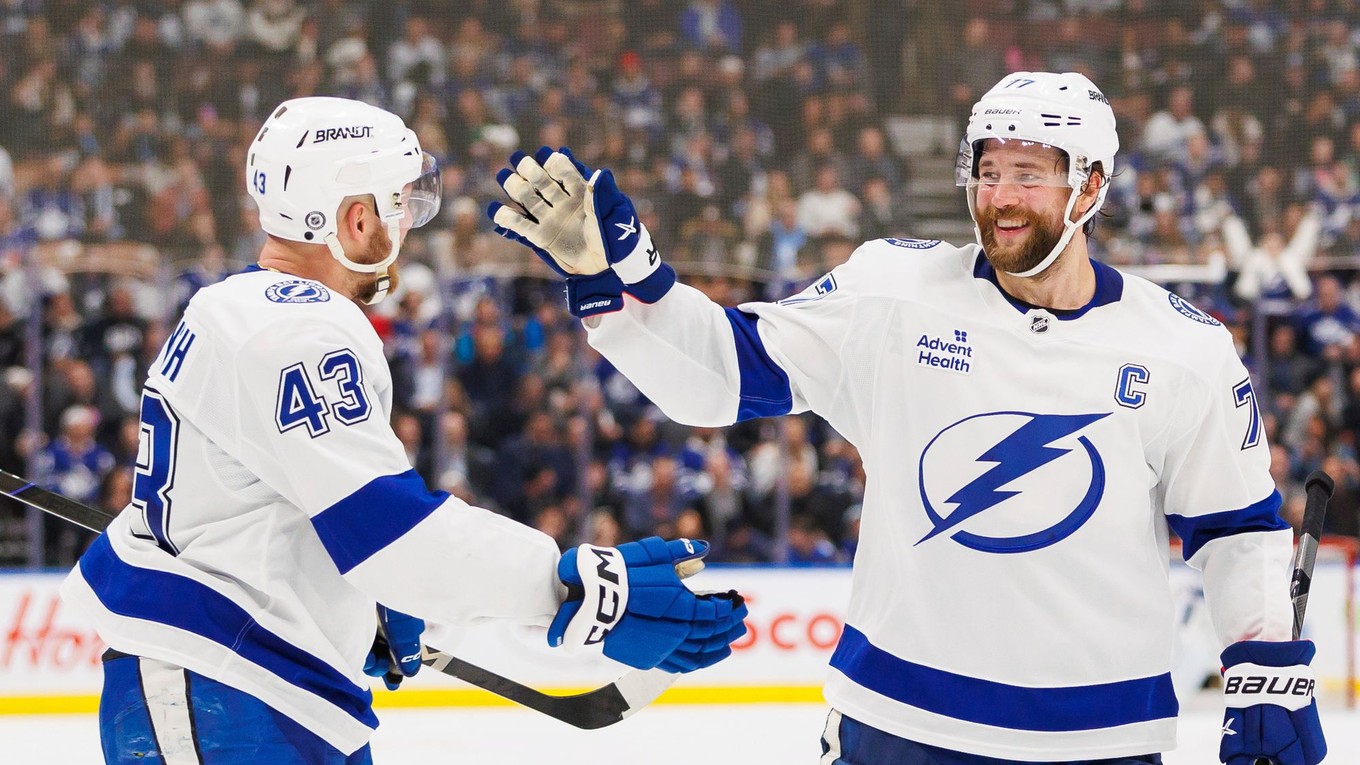 Darren Raddysh (vľavo) a Victor Hedman v drese Tampa Bay Lightning.