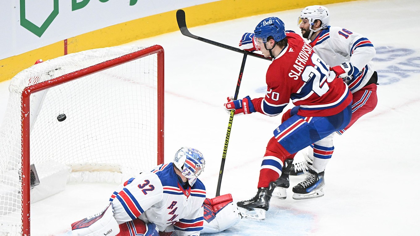 Juraj Slafkovský strieľa gól v zápase NHL Montreal Canadiens - New York Rangers. Prekonal brankára Jonathana Quicka, ale dohral ho Vincent Trocheck.