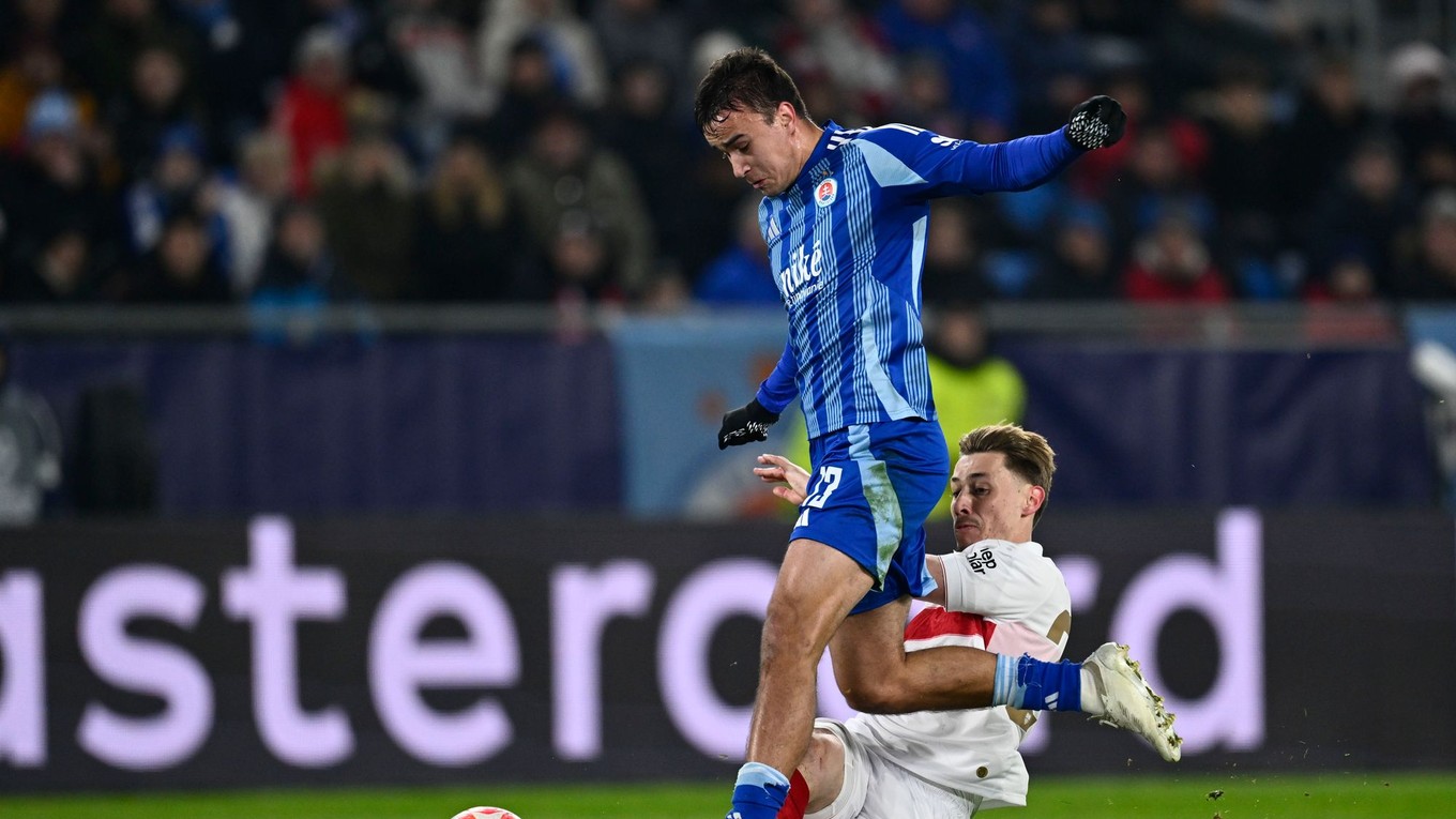 David Strelec (hore) v zápase ŠK Slovan Bratislava - VfB Stuttgart v 7. kole ligovej fázy Ligy majstrov.