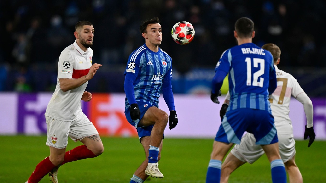 Uprostred David Strelec (Slovan) v držaní lopty počas zápasu ŠK Slovan Bratislava - VfB Stuttgart v 7. kole ligovej fázy Ligy majstrov.