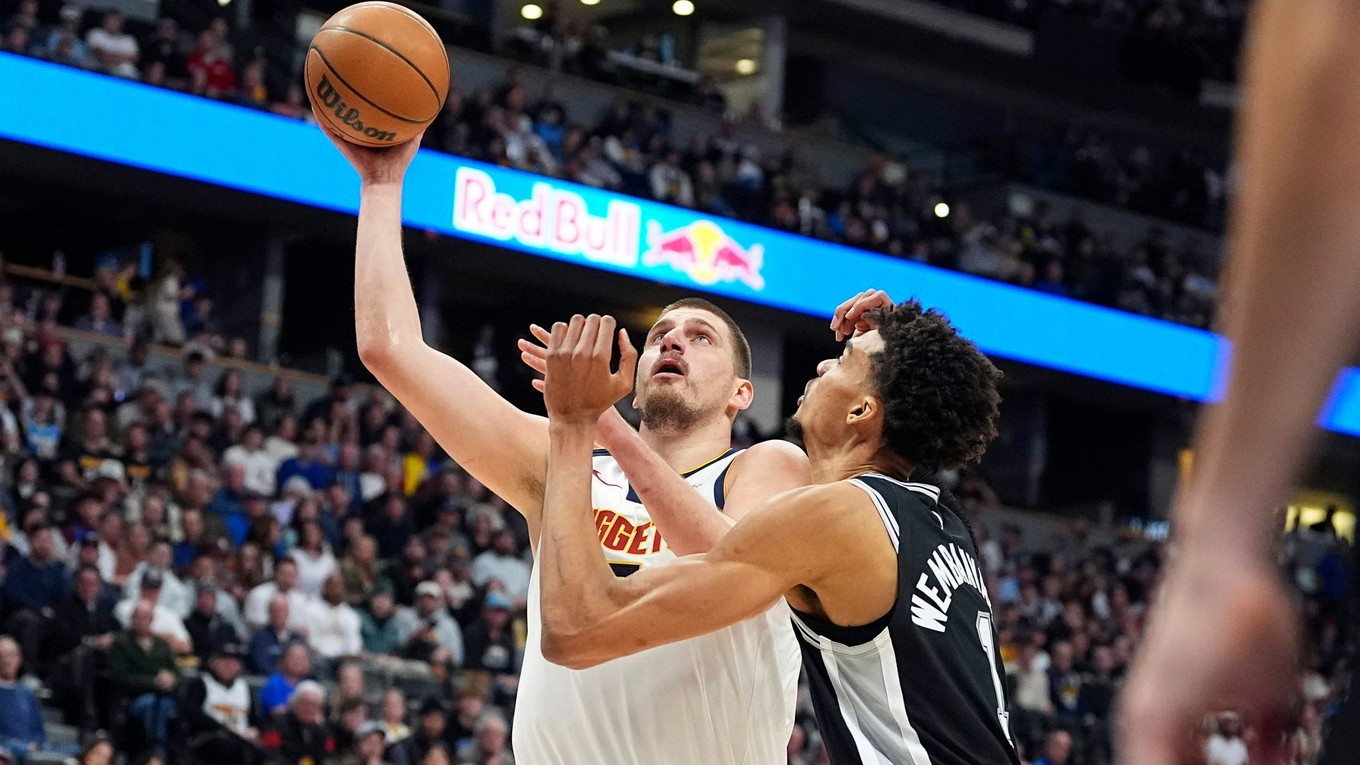 Nikola Jokič (vľavo) a Victor Wembanyama v zápase NBA Denver Nuggets - San Antonio Spurs.