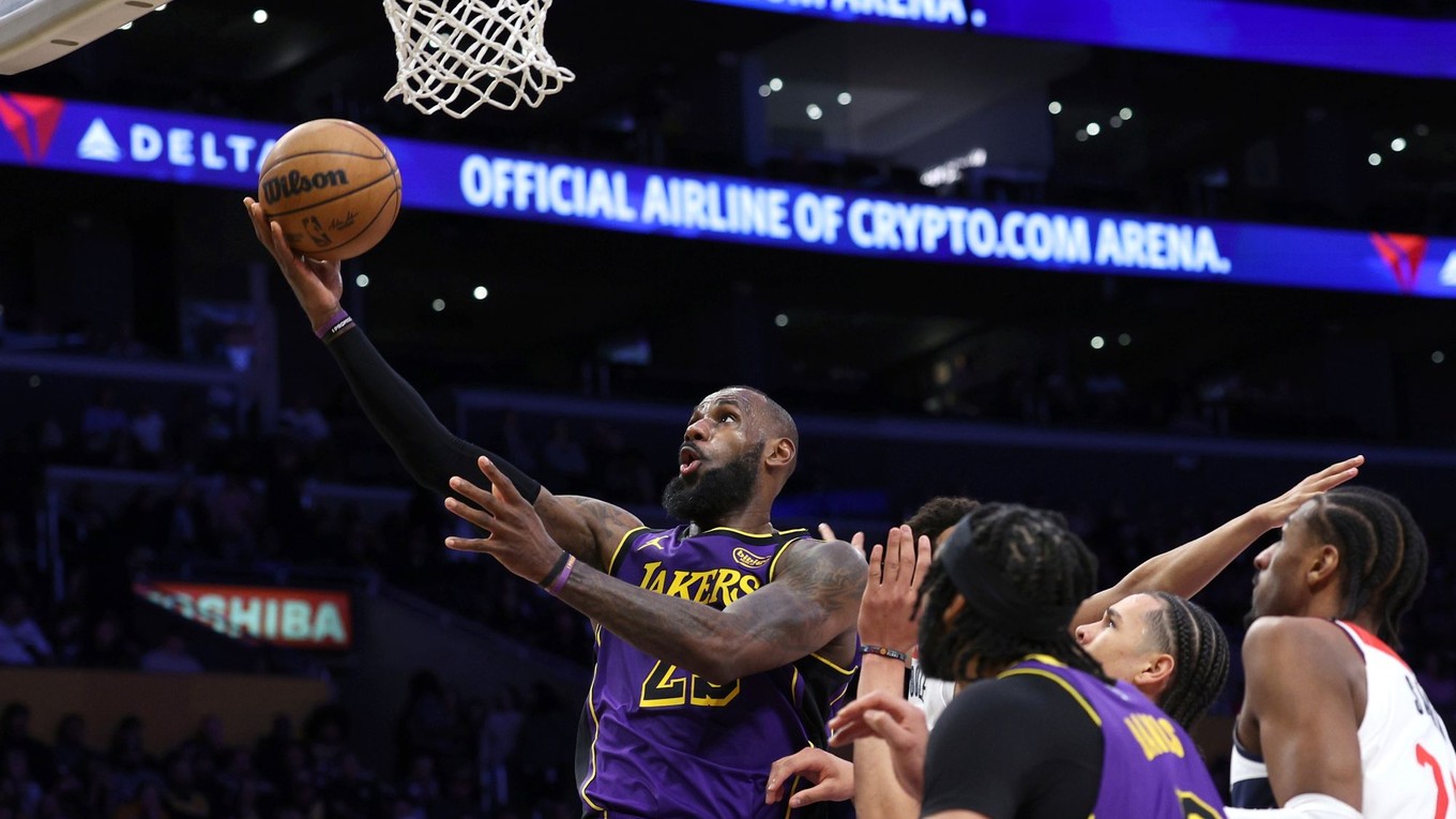 LeBron James z Los Angeles Lakers strieľa na kôš v zápase proti Washingtonu.