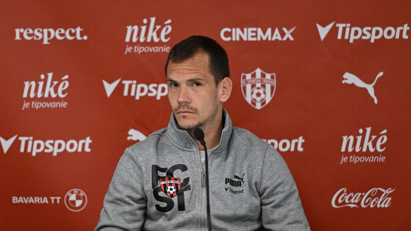 Martin Mikovič počas tlačovej konferencie.