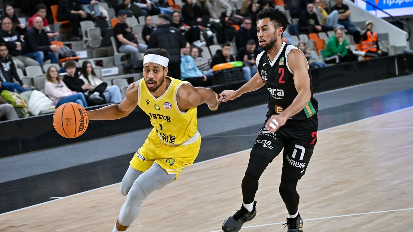 Isaiah Cousins (Bratislava), Stephen Brown (Nymburk) počas finálového zápasu Česko-slovenského Tipsport pohára.