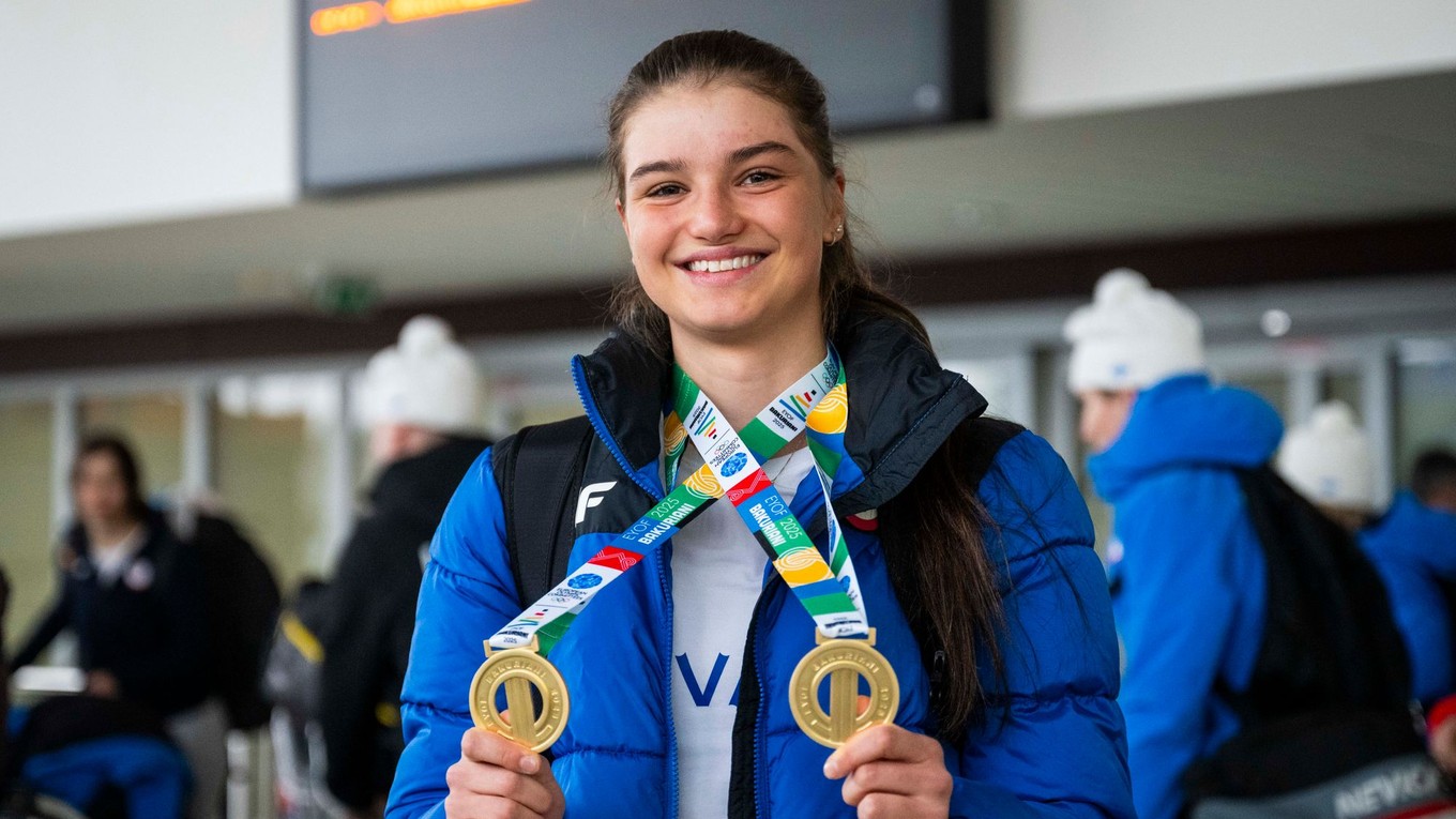 Michaela Straková pózuje s medailami z Európskeho olympijského festivalu mládeže (EYOF).