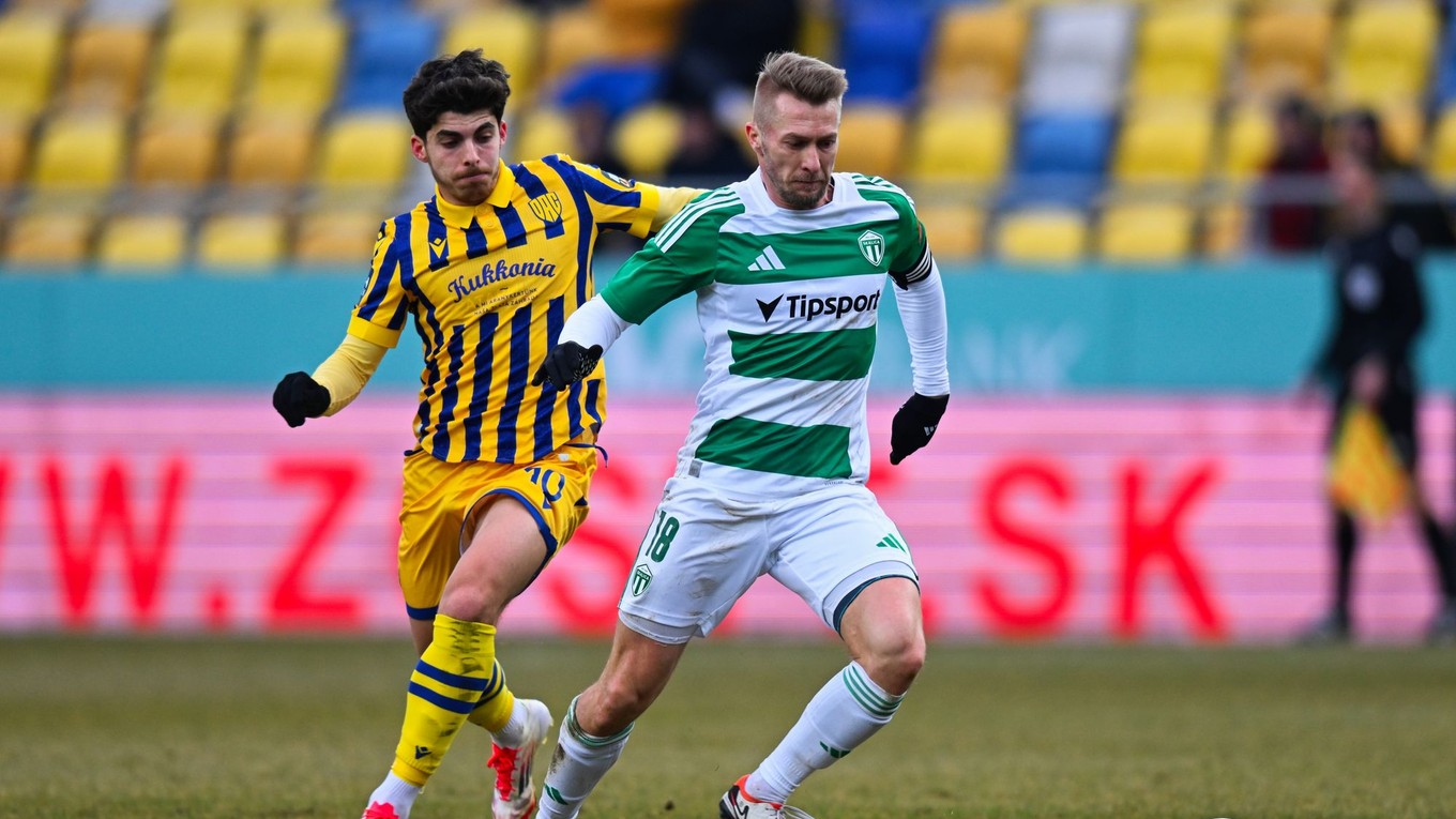 Zľava Ammar Ramadan (DAC) a Martin Nagy (Skalica) bojujú o loptu počas zápasu 19. kola Niké ligy FC DAC 1904 Dunajská Streda - MFK Skalica.