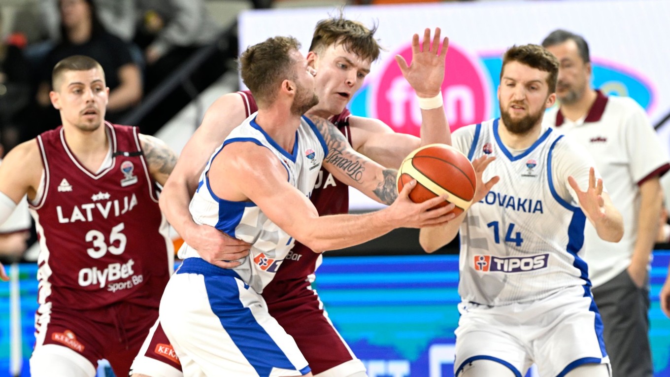 Slovenský basketbalista Jakub Mokráň v kvalifikačnom zápase proti Lotyšsku. 