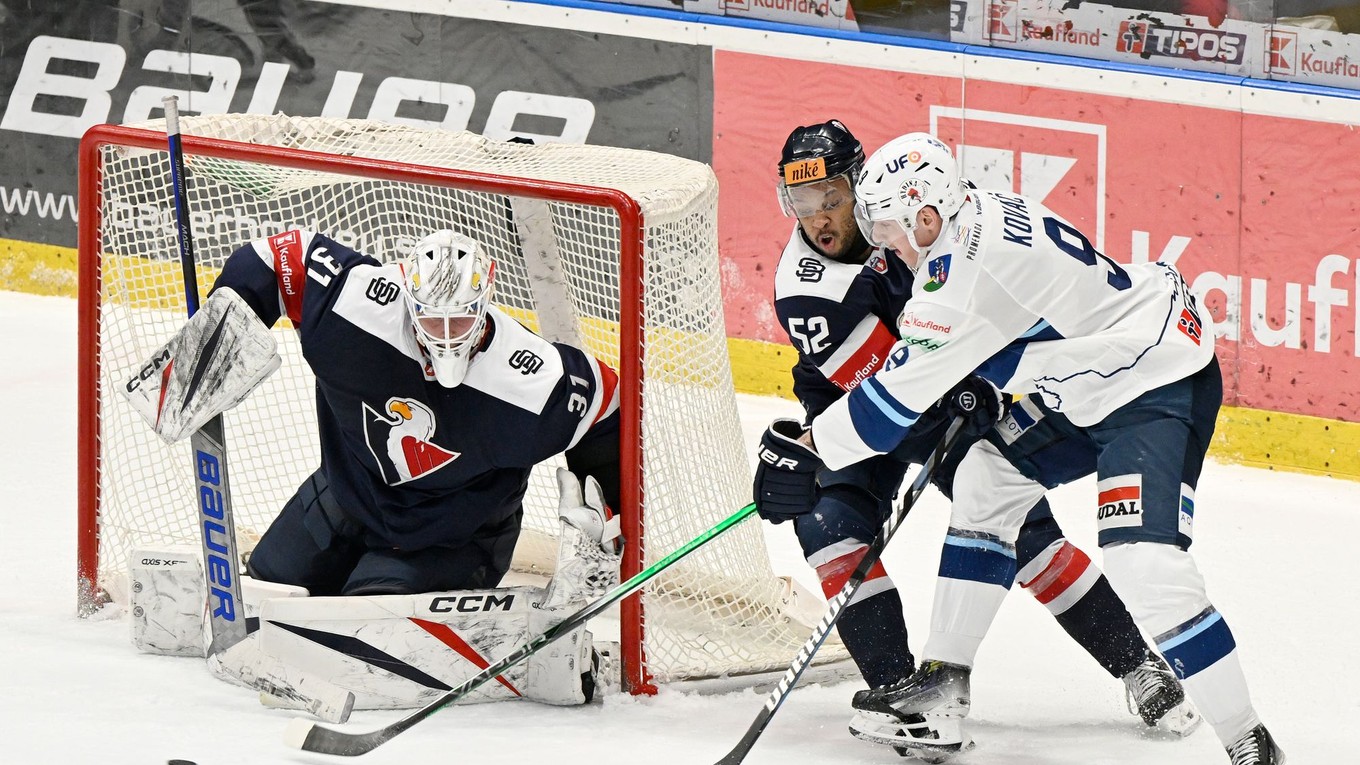 Fotka zo zápasu HK Nitra - HC Slovan Bratislava.