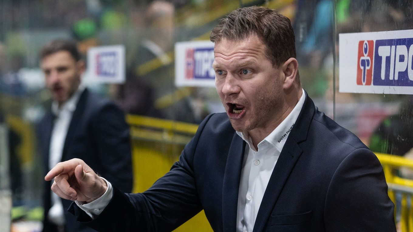 Tréner Milan Bartovič na lavičke DOXXbet Vlci Žilina.