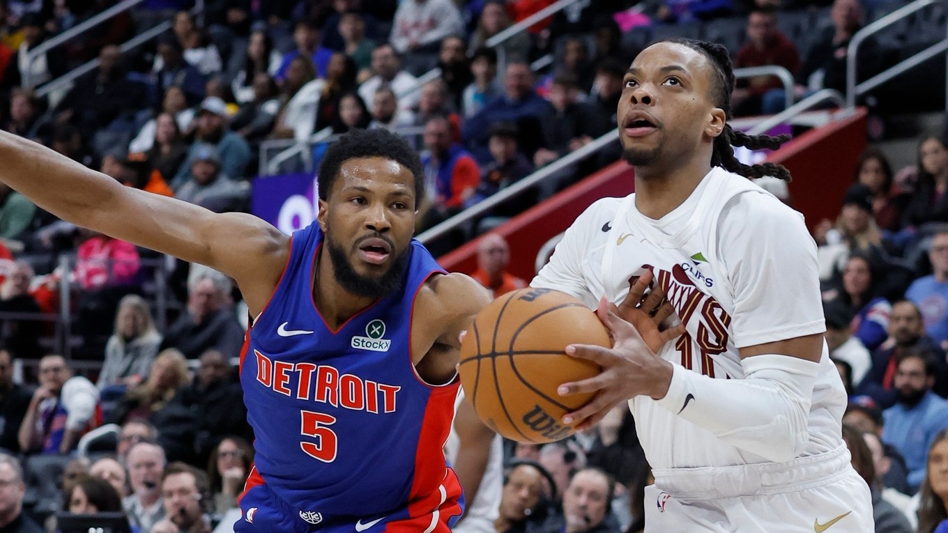 Darius Garland (vpravo) a Malik Beasley v zápase NBA Detroit Pistons - Cleveland Cavaliers.