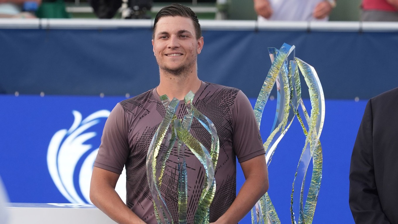 Miomir Kecmanovič s trofejou na turnaji ATP Delray Beach 2025.