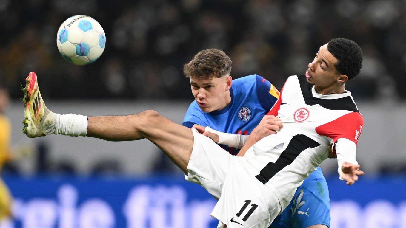 Momentka zo zápasu Eintracht Frankfurt - Holstein Kiel v 22. kole Bundesligy.