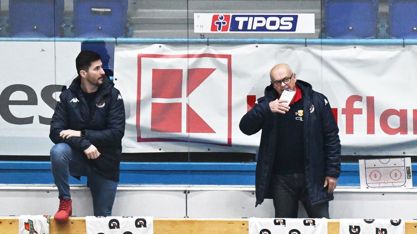 Sprava tréner Zvolena Peter Mikula a asistent trénera Dávid Skokan počas zápasu.