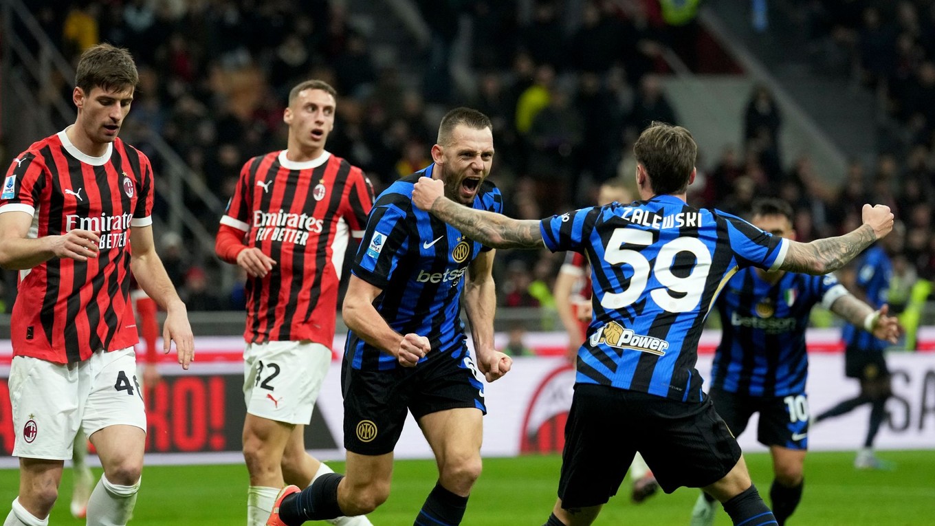 Stefan de Vrij (v strede) sa teší po strelenom góle v zápase AC Miláno - Inter Miláno.