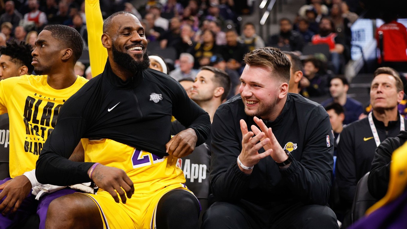 LeBron James a zranený Luka Doncič na lavičke počas zápasu NBA Los Angeles Clippers - Los Angeles Lakers.