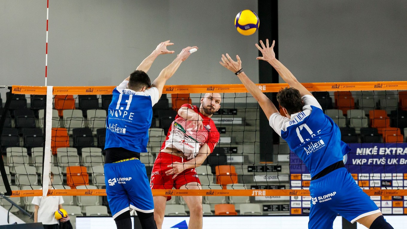 Momentka zo zápasu medzi VKP FTVŠ UK Bratislava a Rieker UJS Komárno. 