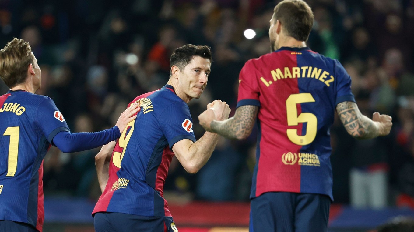 Hráč Barcelony Robert Lewandowski (uprostred) oslavuje gól