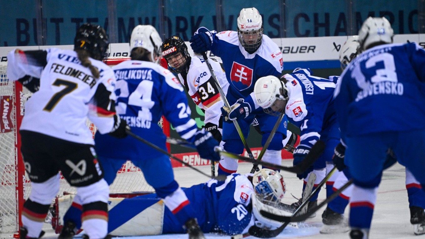 Hokejistka Nemecka Celina Haiderová (uprostred) bojuje pred bránou Slovenska v zápase I. skupiny finálového turnaja kvalifikácie ZOH 2026 Slovensko - Nemecko.