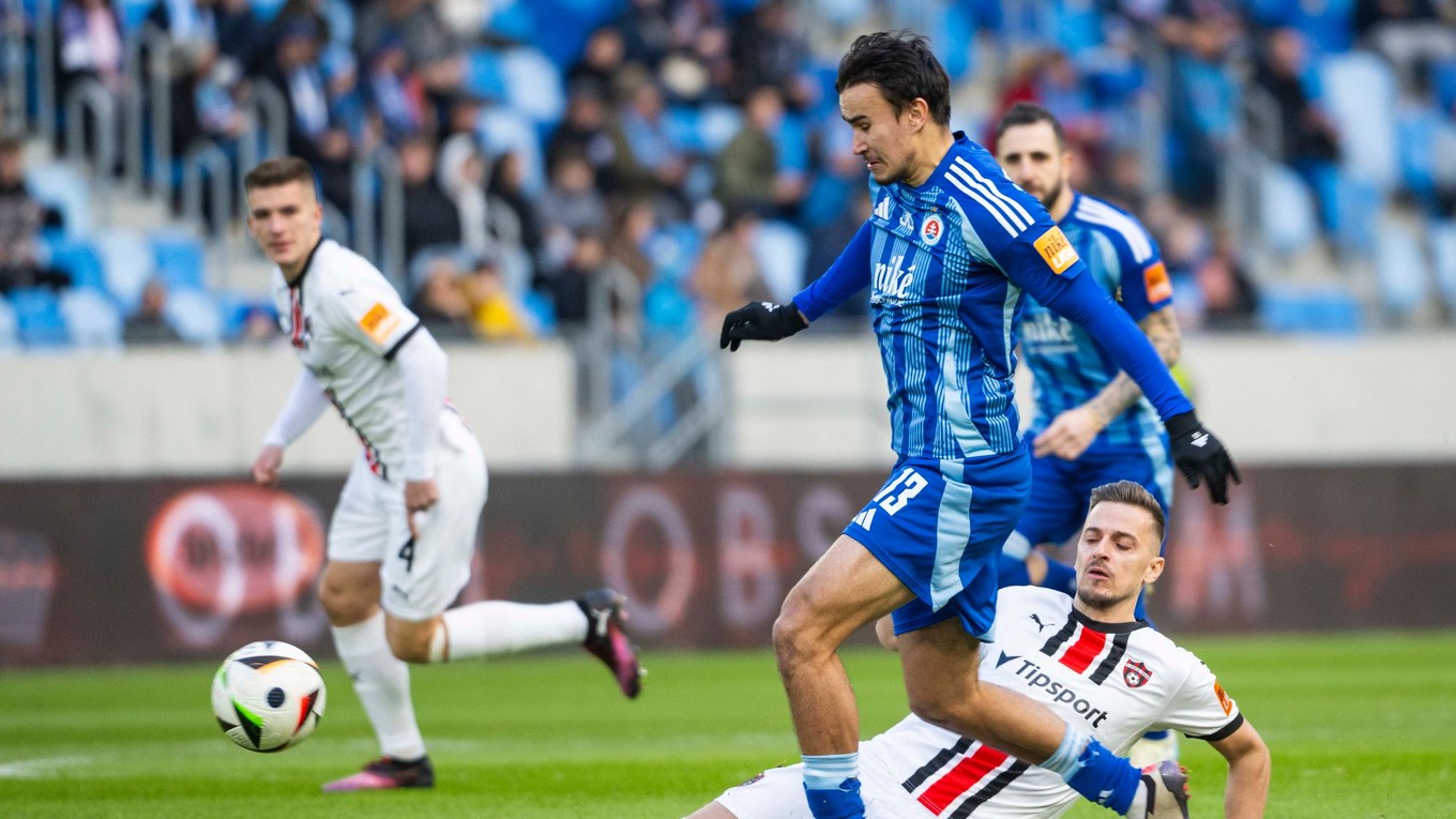 Zľava Dávid Strelec (Slovan) a Filip Twardzik (Trnava) v zápase Slovan Bratislava – FC Spartak Trnava.