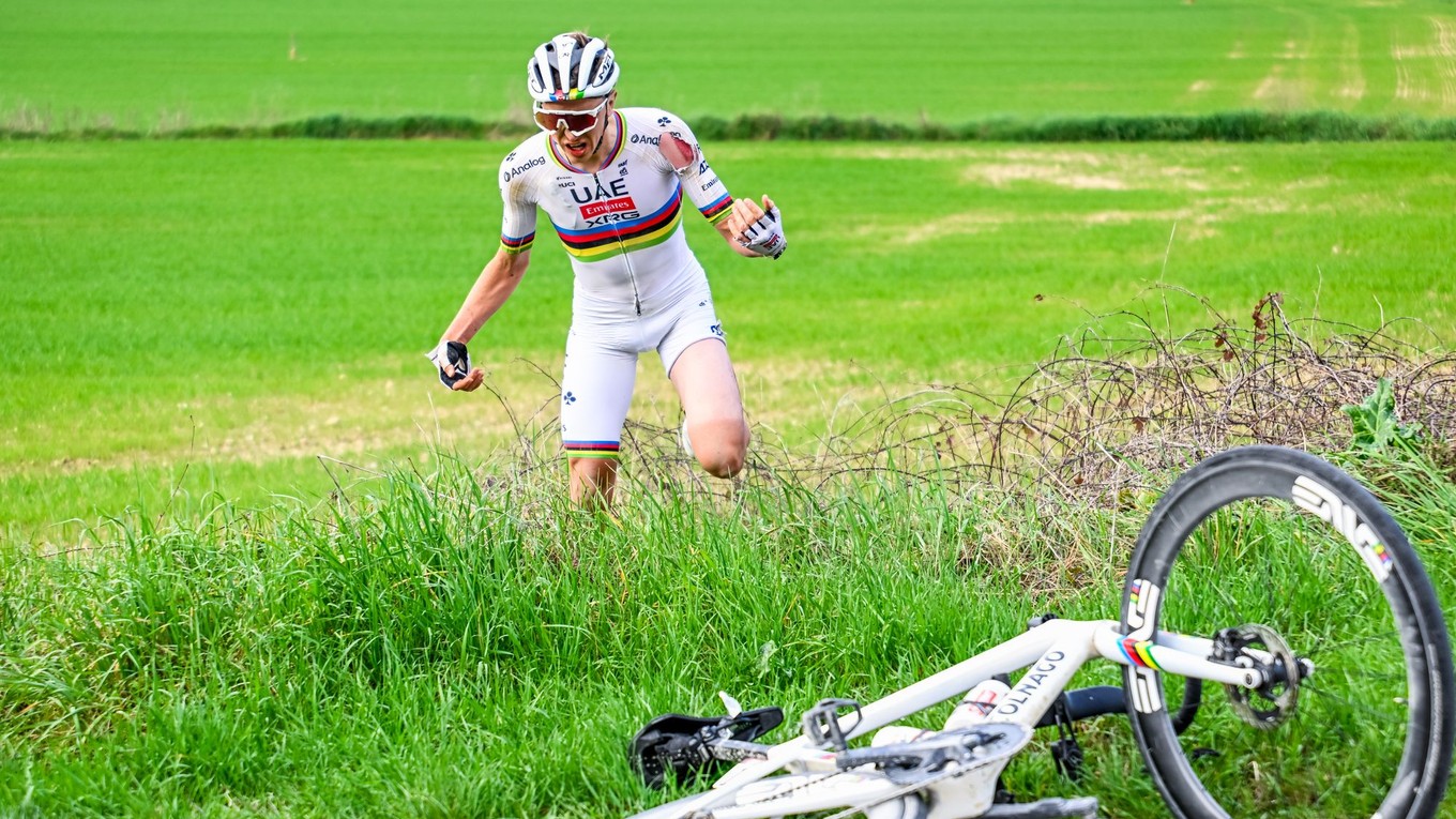 Slovinec Tadej Pogačar spadol počas klasiky Strade Bianche 2025.