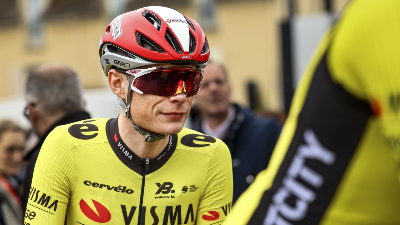 Dánsky cyklista Jonas Vingegaard v drese tímu Visma-Lease a Bike.