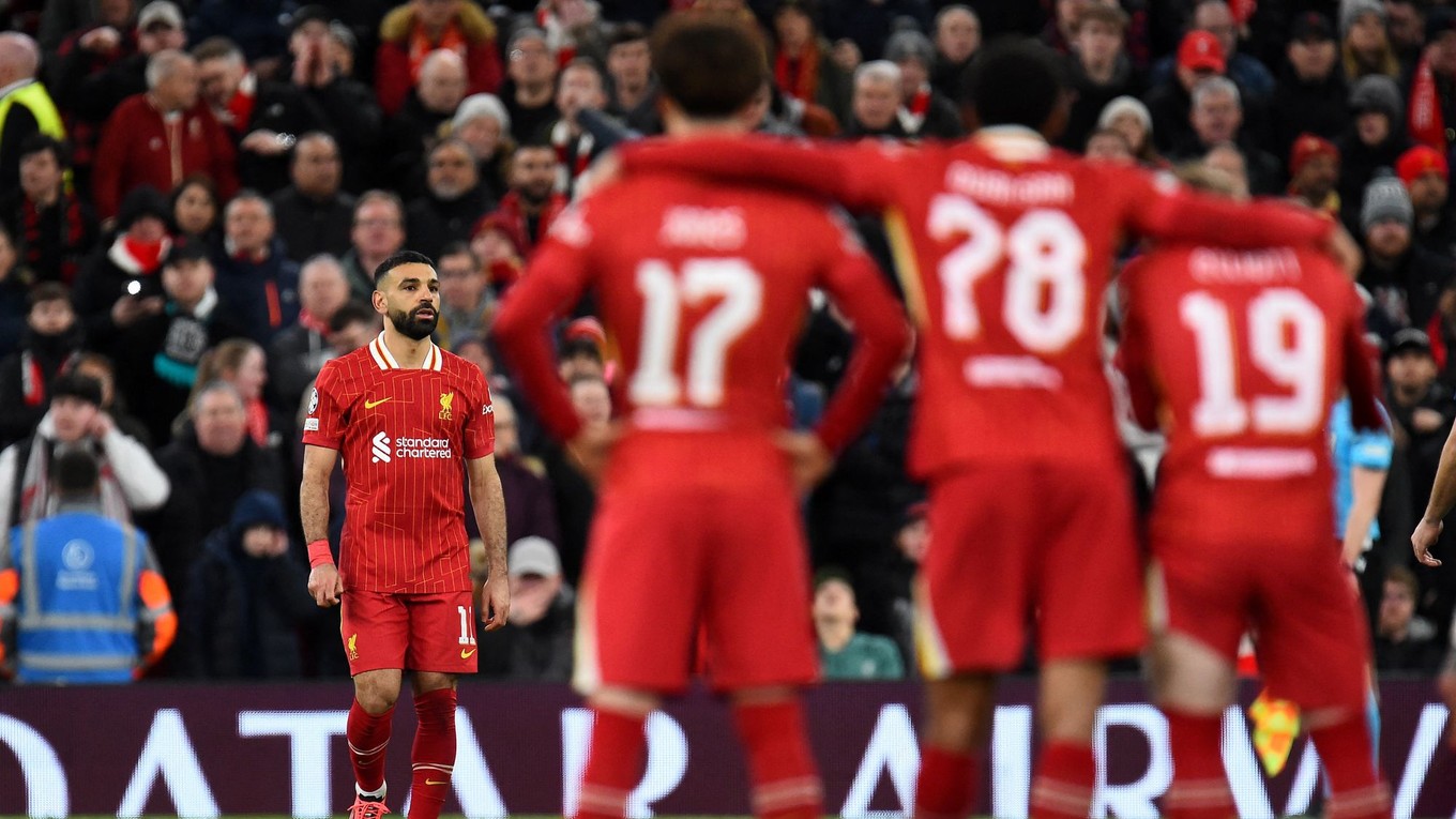 Mohamed Salah a futbalisti Liverpoolu počas rozstrelu proti Parížu St. Germain.