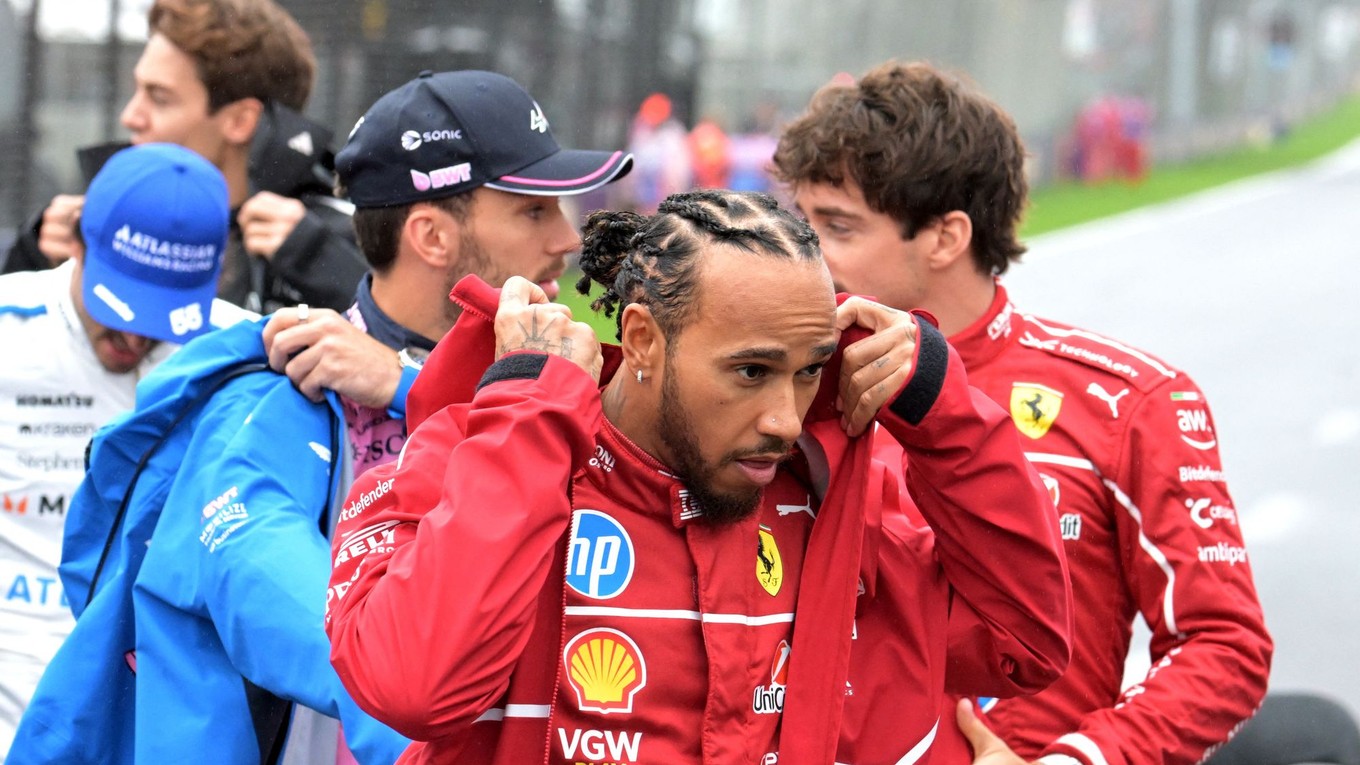 Lewis Hamilton vo farbách Ferrari.