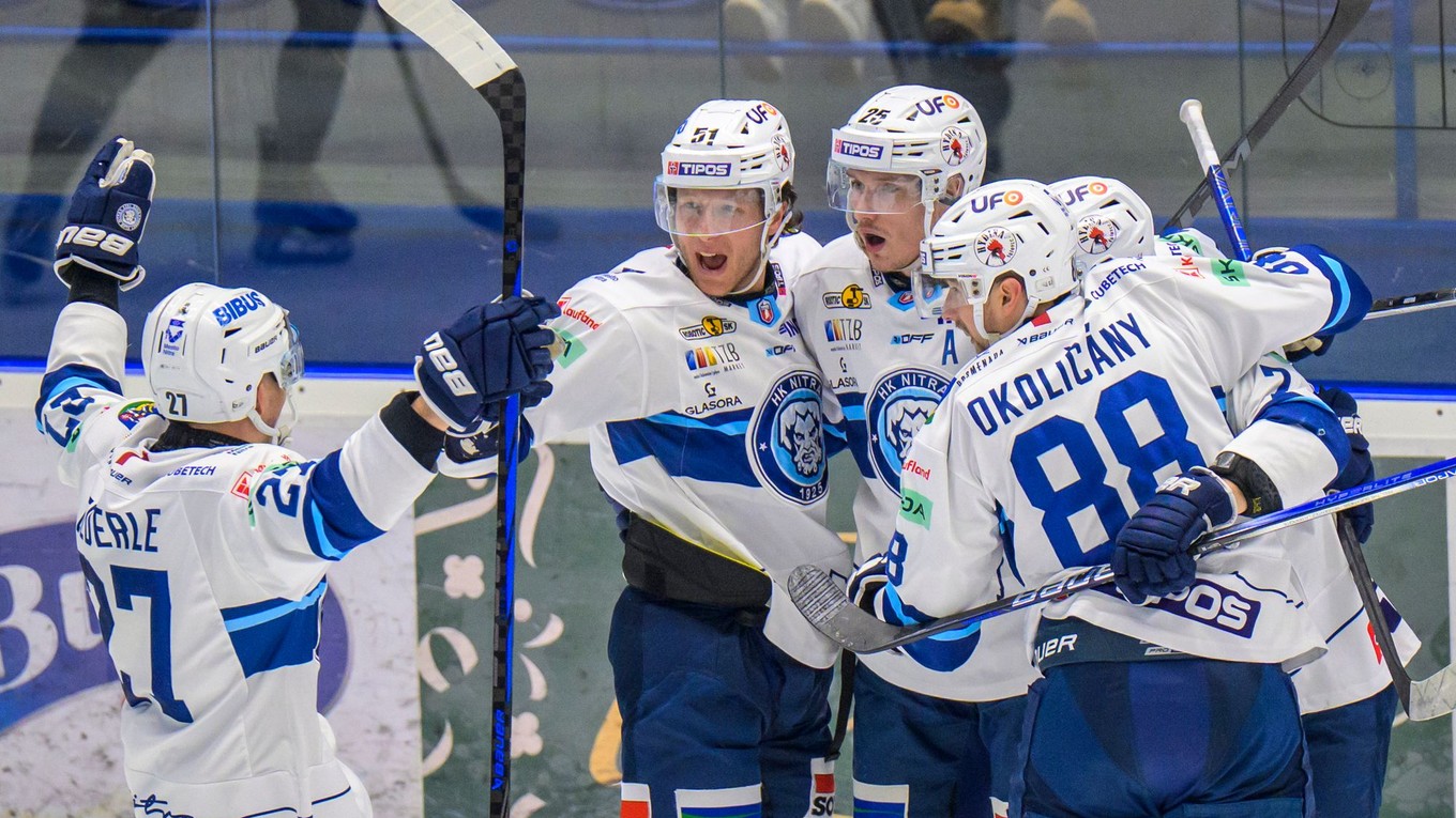 Hokejisti Nitry sa tešia z gólu.