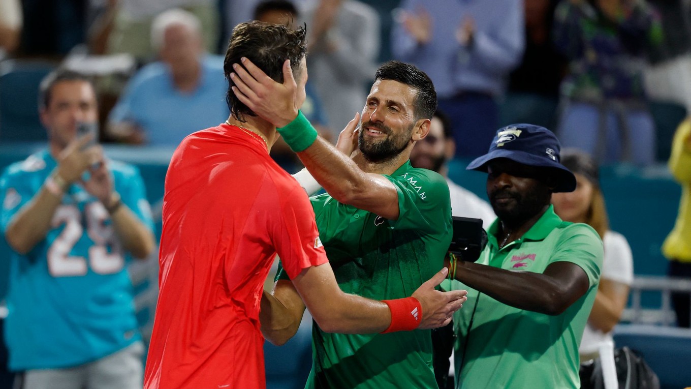 Novak Djokovič a Jakub Menšík po finále turnaja ATP Masters 1000 v Miami 2025.