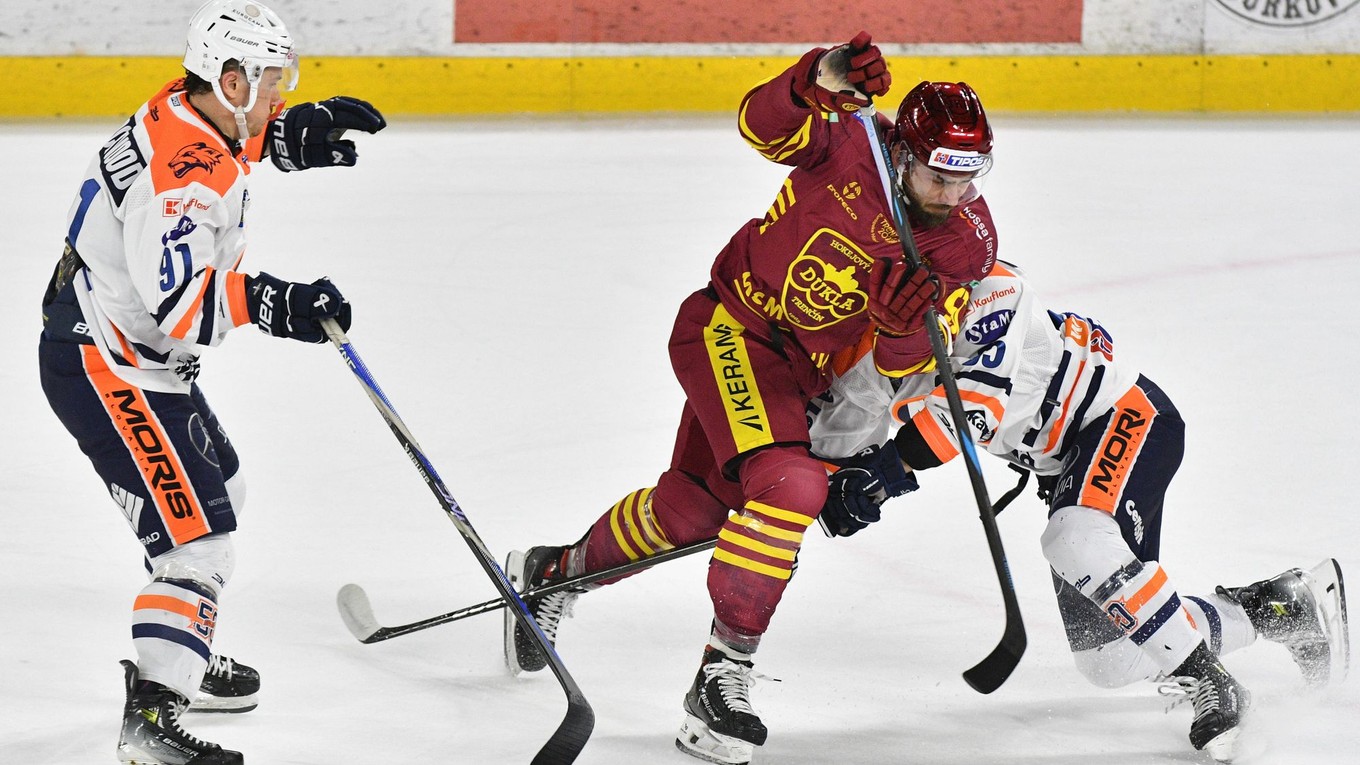 Trenčiansky útočník Adam Lapšanský (v strede).