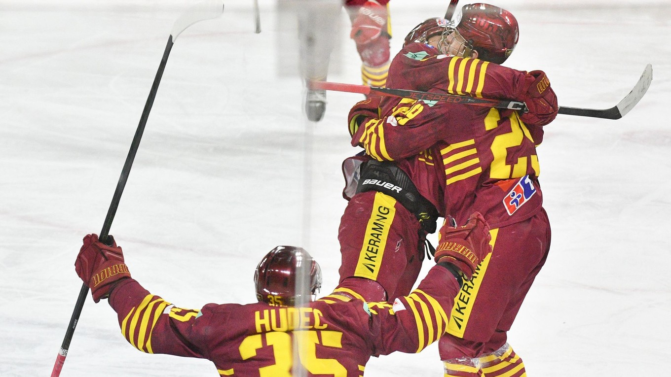 Hokejisti Trenčína sa tešia z gólu Martina Kalisa (vpravo). 