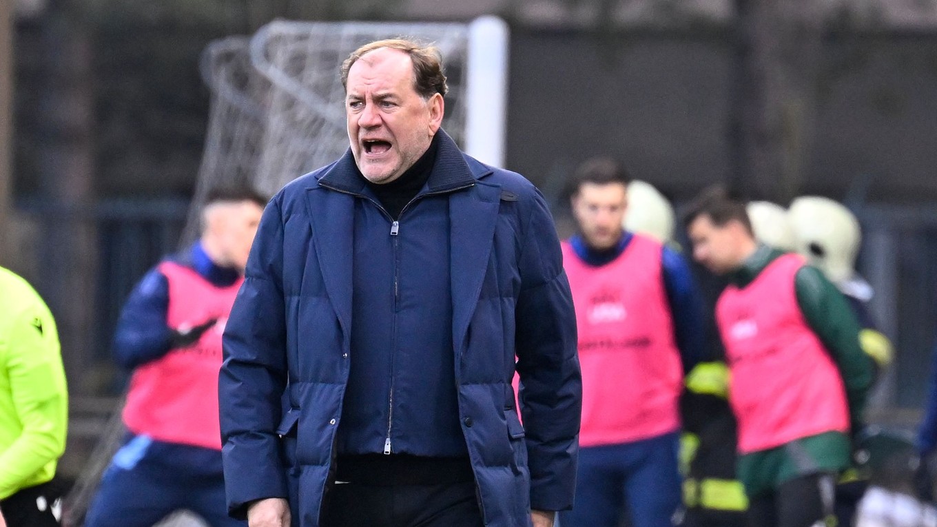 Tréner Vladimír Weiss st. počas zápasu ŠK Slovan Bratislava - FC Spartak Trnava v 2. kole skupiny o titul v Niké lige.