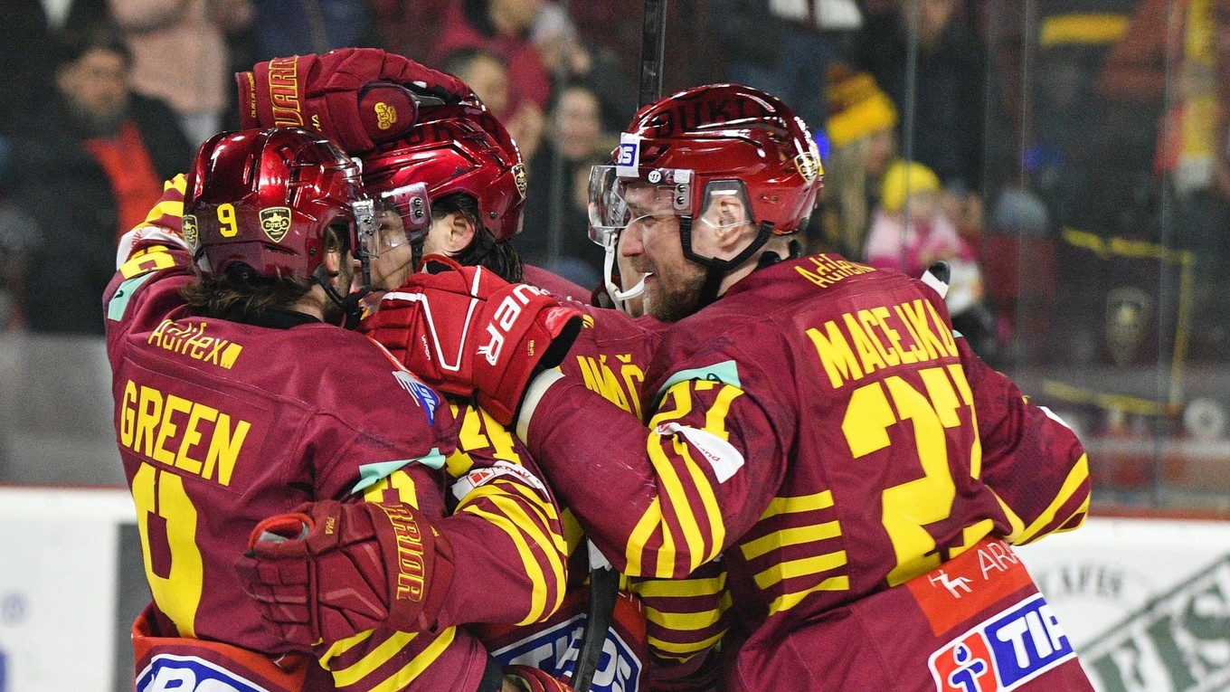 Hokejisti HK Dukla Trenčín sa tešia po strelenom góle v stretnutí proti HK Dukla Ingema Michalovce v 5. zápase predkola play-off Tipos extraligy.