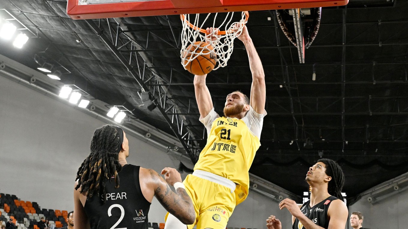 Milan Szabo (Inter), vľavo Kahliel Spear a vpravo Franklin Andrew Policrlli (obaja Valmiera)