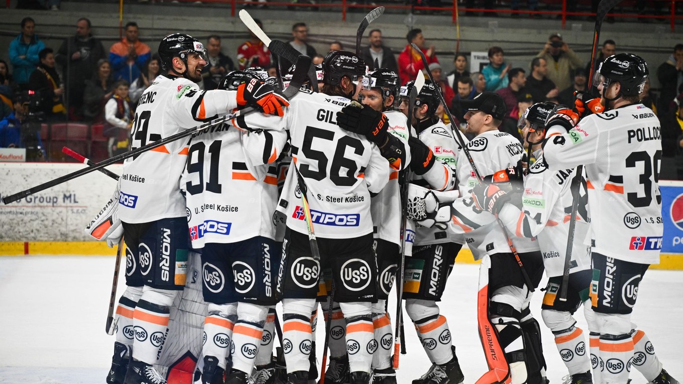 Radosť hráčov Košíc po víťaznom 6. zápase štvrťfinále.