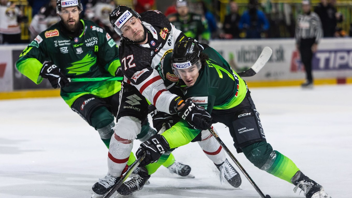 Zľava Peter Galamboš, Lukáš Kozák a Daniel Vladimír Tkáč DOXXbet Vlci Žilina - HC MONACObet Banská Bystrica v prvom štvrťfinále play-off Tipos extraligy.