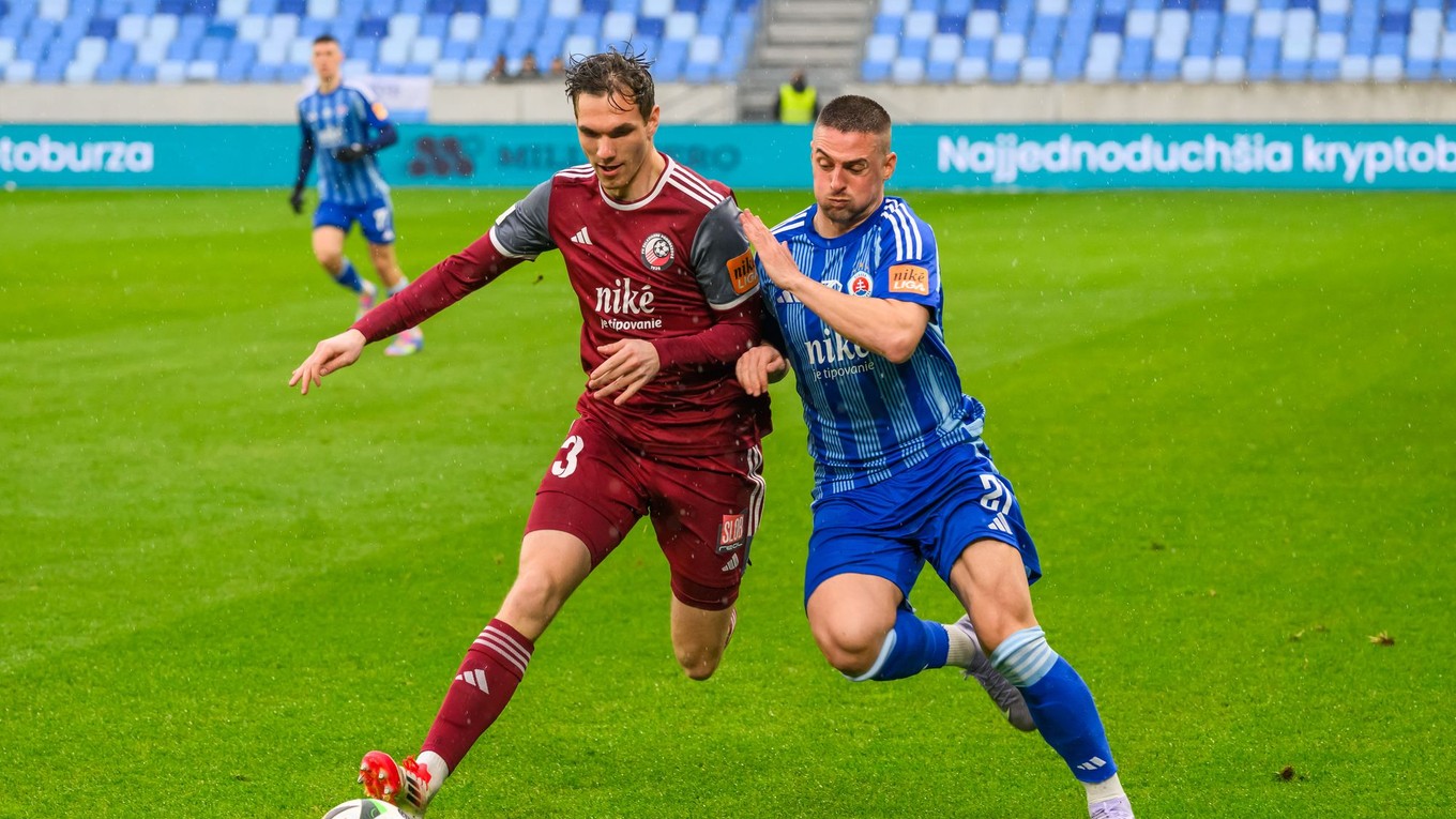 Filip Mielke (Podbrezová) a Róbert Mak (Slovan) počas zápasu 3. kola nadstavbovej časti Niké ligy skupiny o titul ŠK Slovan Bratislava - FK Železiarne Podbrezová.
