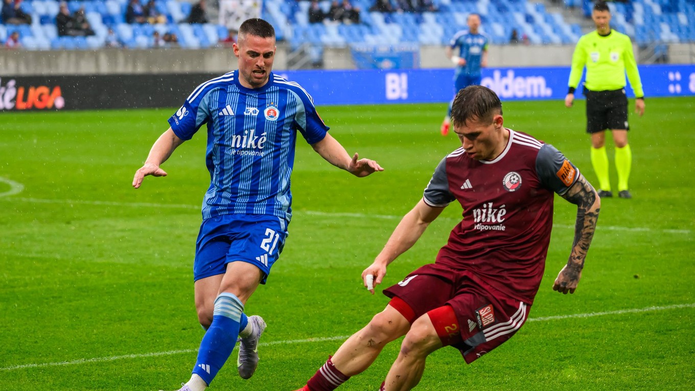 Róbert Mak (Slovan) a Peter Kováčik (Železiarne) počas zápasu 3. kola nadstavbovej časti Niké ligy skupiny o titul.