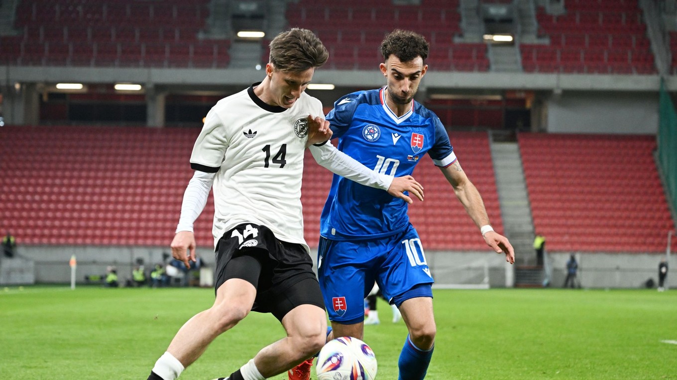 Vpravo hráč Slovenska Sebastián Nebyla.