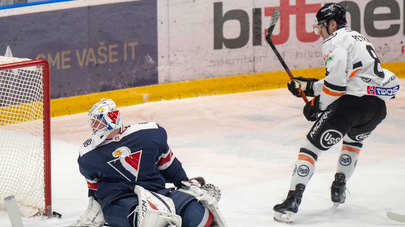 Šimon Petráš a brankár Henri Kiviaho v zápase HC Slovan Bratislava - HC Košice v 54. kole Tipos extraligy.
