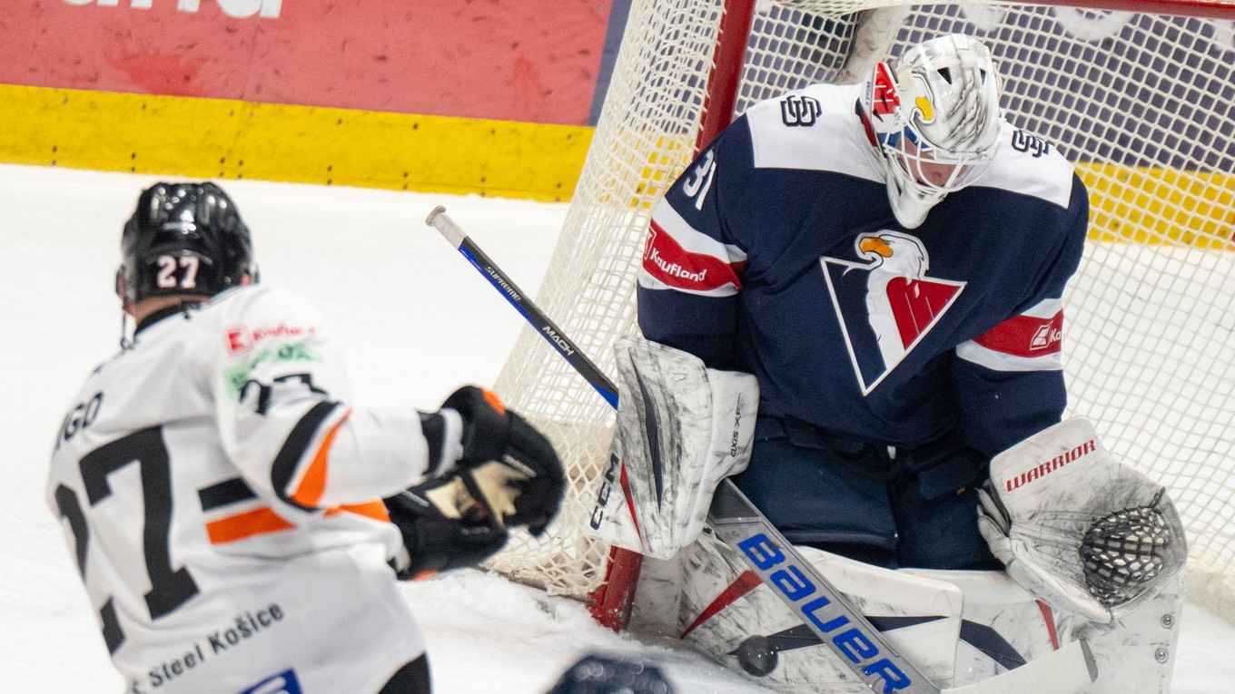 Tomáš Zigo a brankár Henri Kiviaho v zápase HC Slovan Bratislava - HC Košice v 54. kole Tipos extraligy.