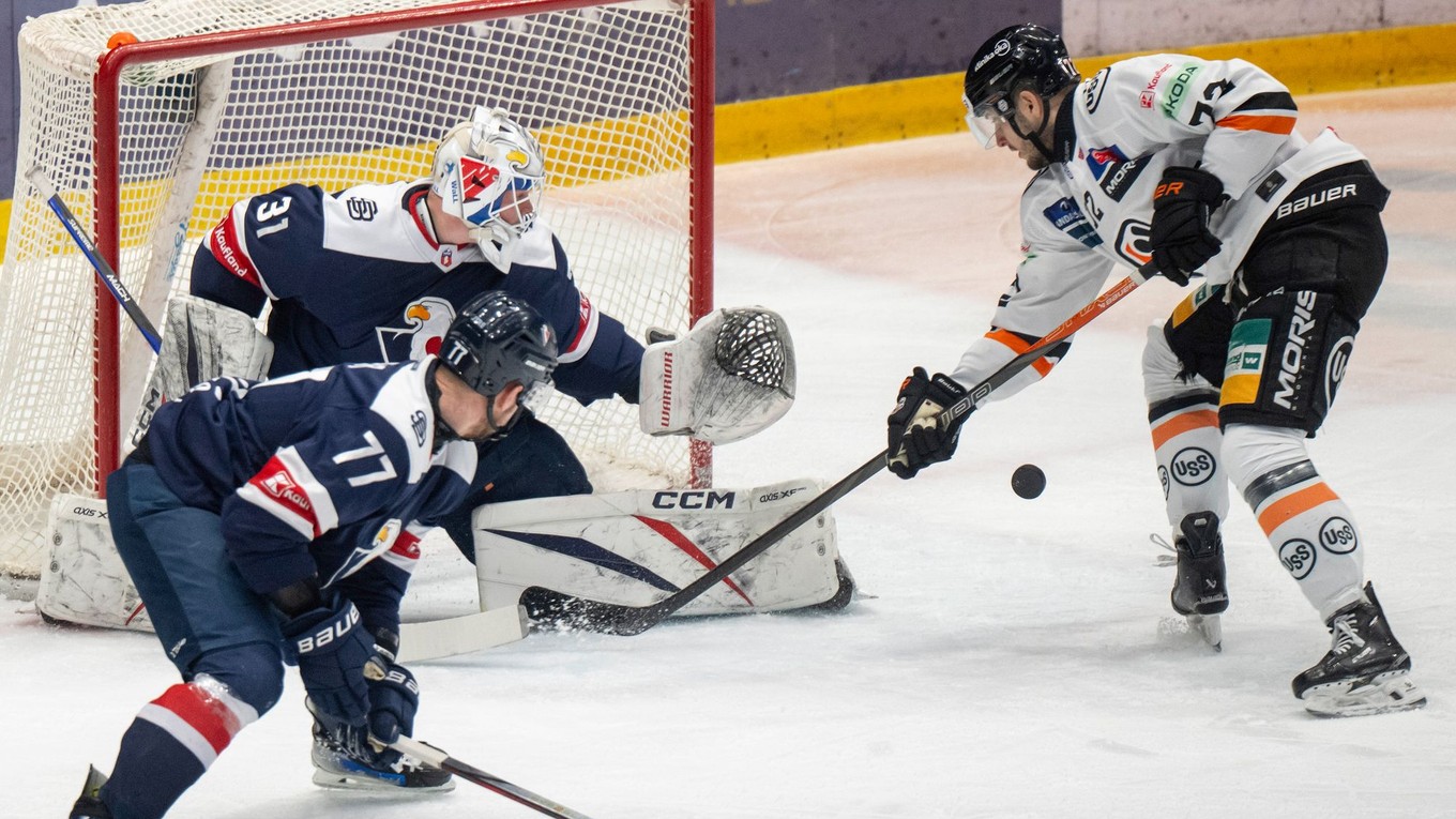 Zľava Branislav Kubka, brankár Henri Kiviaho a Filip Krivošík v zápase HC Slovan Bratislava - HC Košice v 54. kole Tipos extraligy.