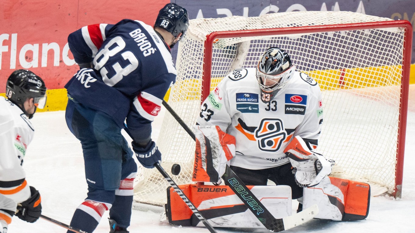 Martin Bakoš (Slovan) a vpravo brankár Dominik Riečický (Košice).