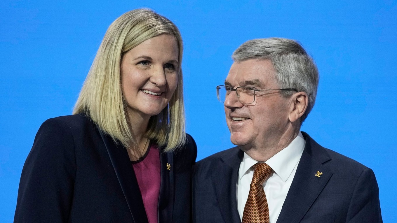 Končiaci prezident Medzinárodného olympijského výboru (MOV) Thomas Bach a nová prezidentka MOV Kirsty Coventryová.