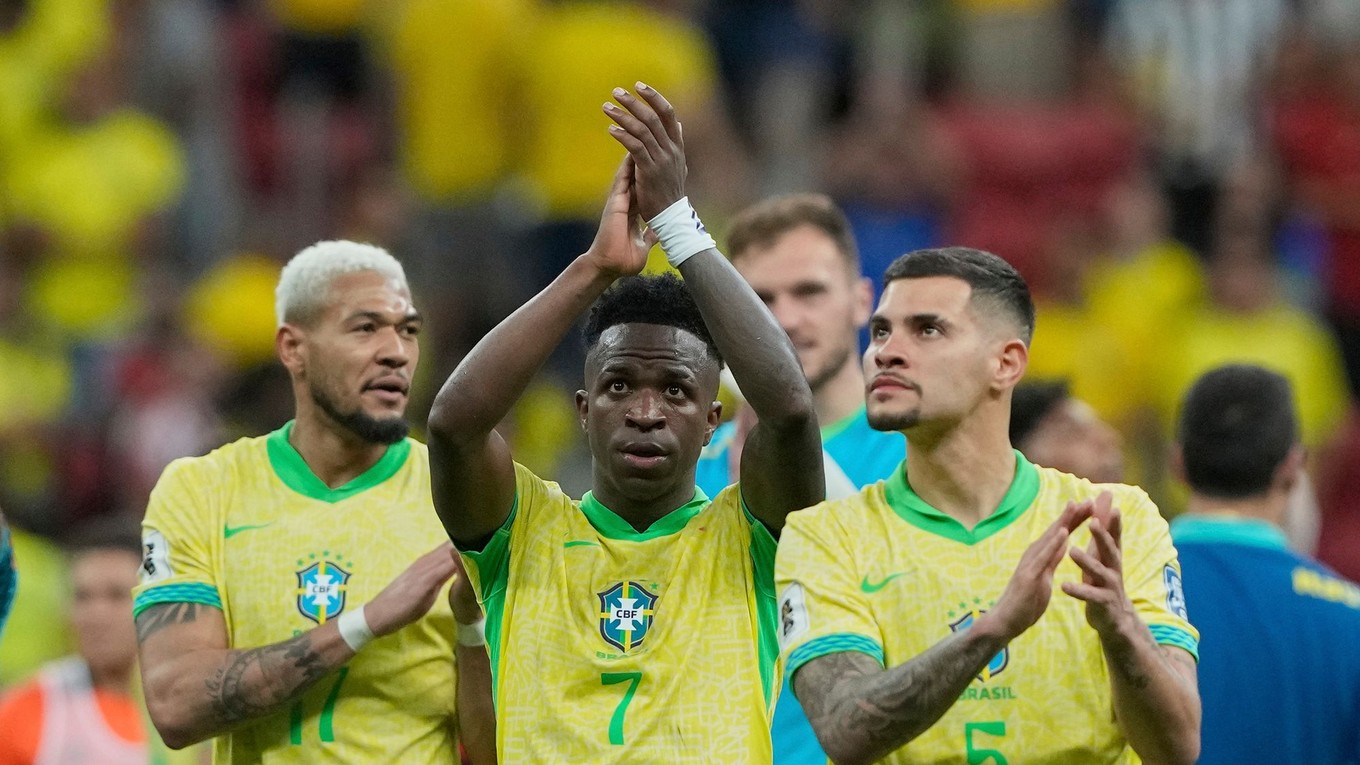 Futbalista Brazílie Vinicius Junior (uprostred) sa teší so spoluhráčmi z výhry 2:1 po zápase juhoamerickej kvalifikácie MS 2026.