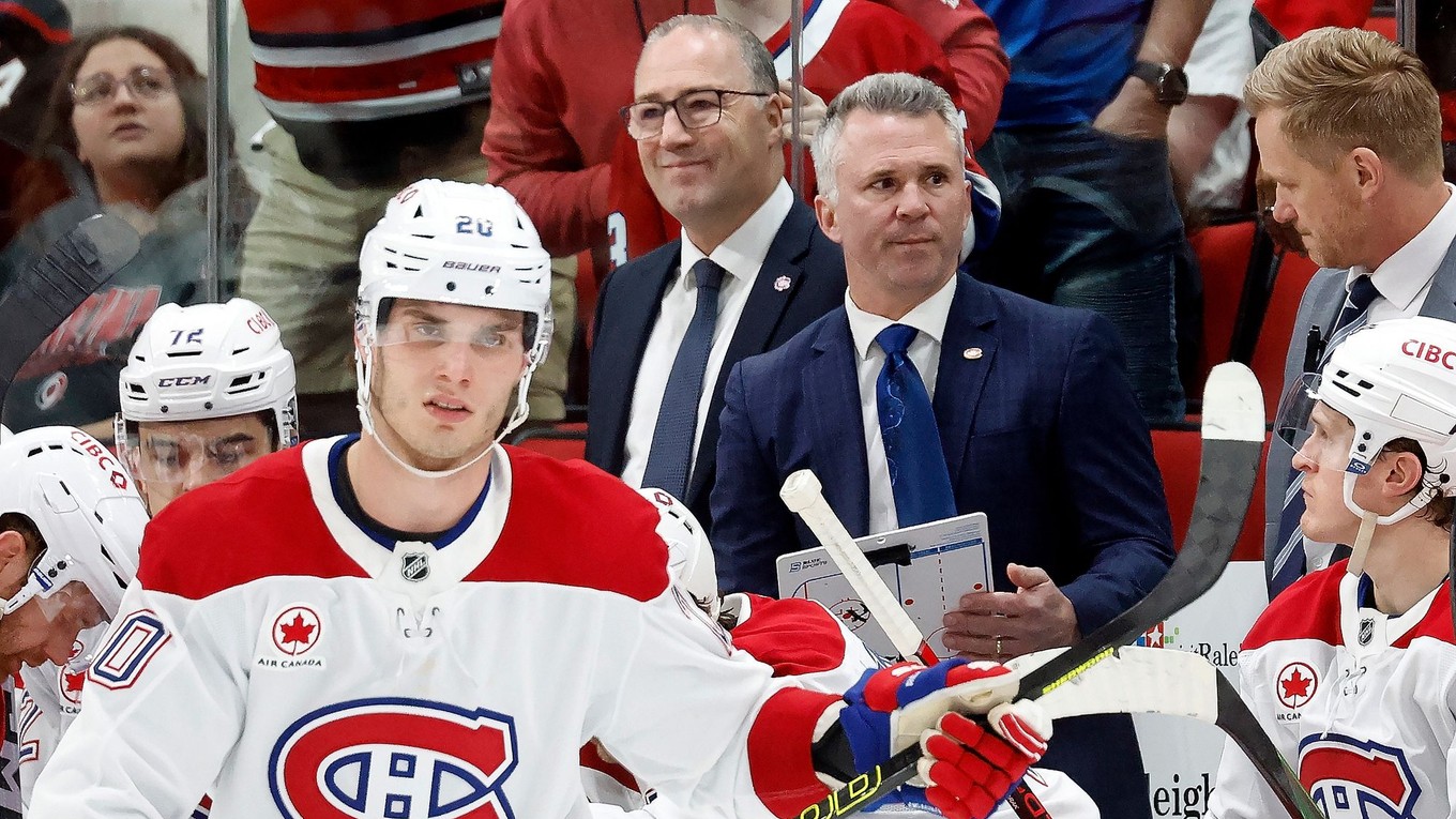 Juraj Slafkovský v drese Montreal Canadiens. V pozadí tréner Martin St. Louis.
