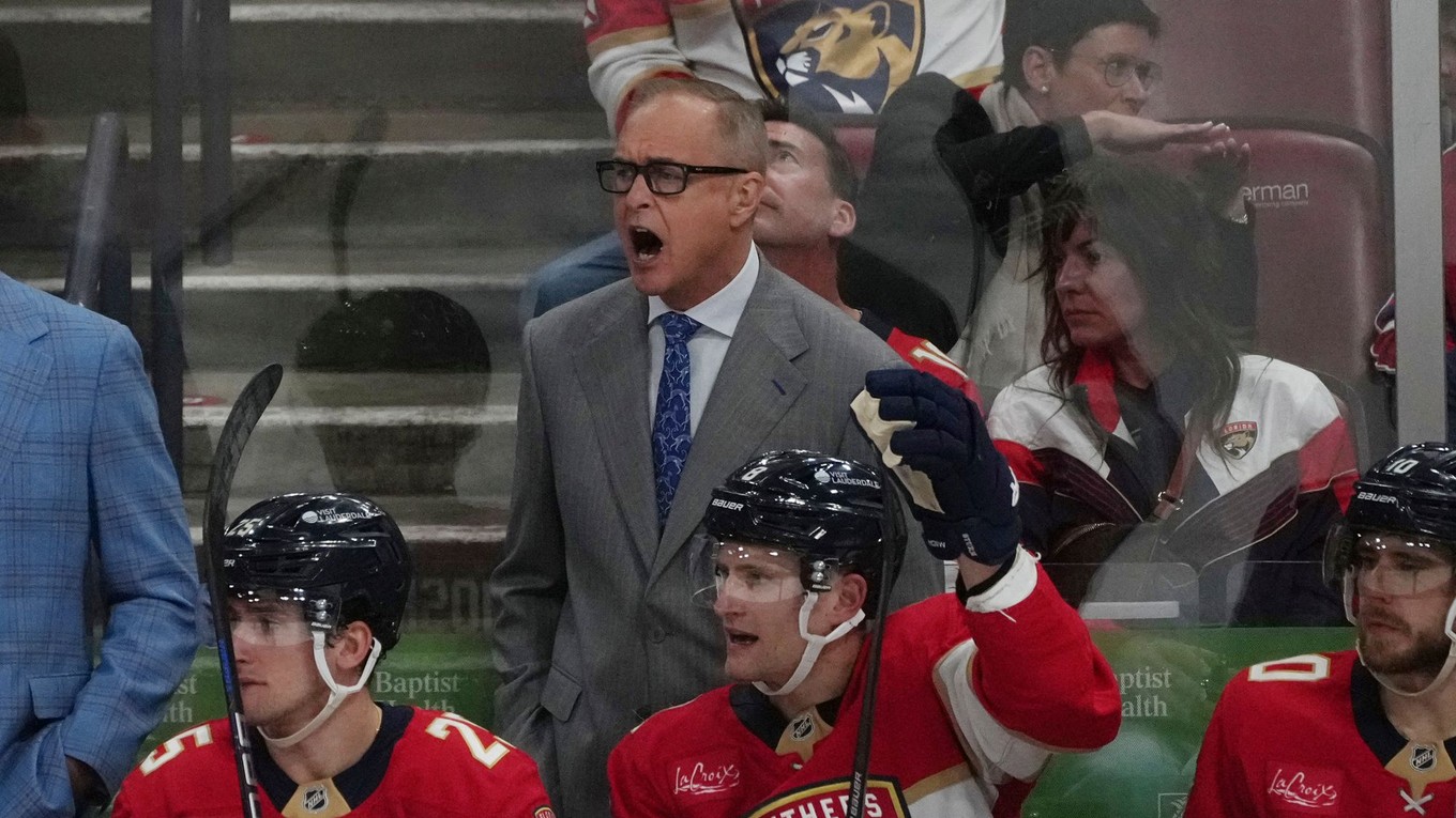 Tréner Paul Maurice na lavičke tímu Florida Panthers.