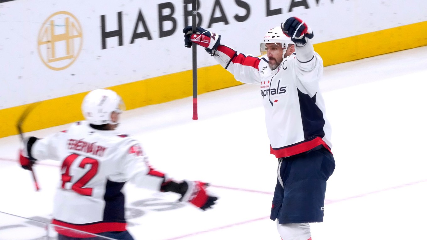 Martin Fehérváry sa teší z gólu s ruským útočníkom Alexandrom Ovečkinom. 